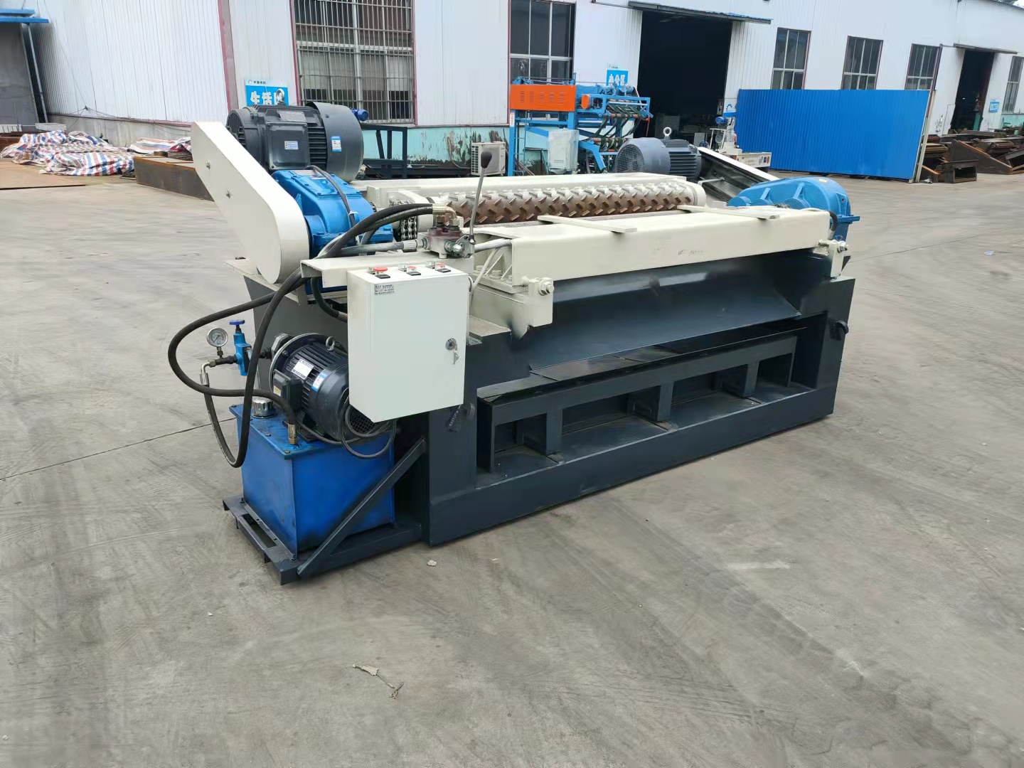 Veneer peeling machine